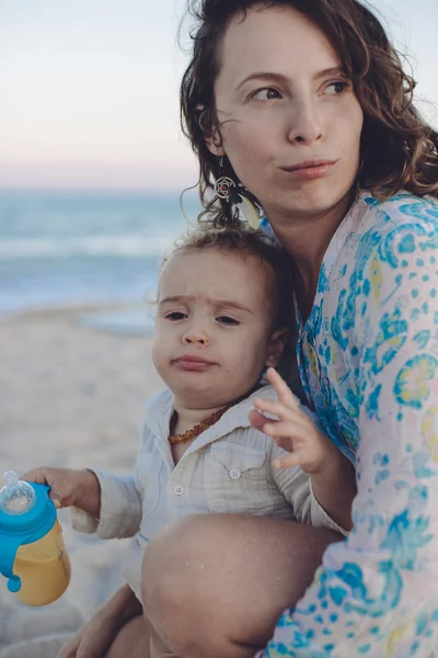 Glad familj vilar på stranden på sommaren. — Stockfoto