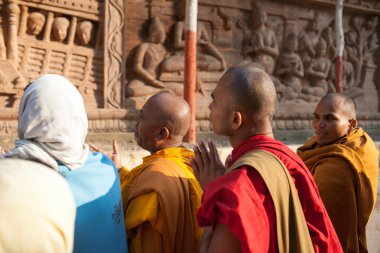 Hindistan. Bodhgaya. Aralık 2013. Monlam - yılın ana Budistler Festivali. Budist rahipler Mahabodhi tapınak dua. Elmas yolu soy Tibet Budizmi.