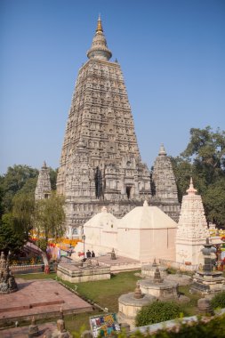 Hindistan. Bodhgaya. Aralık 2013. Maha Bodhi Tapınağı. Elmas şekilde Tibet Budizmi soyundan. Monlam - yılın en büyük Budist Festivali.