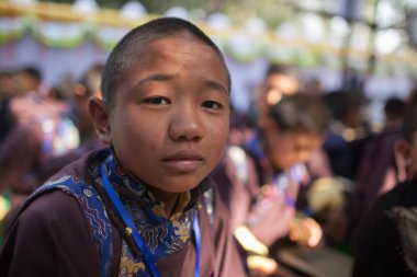 Hindistan. Bodhgaya. Aralık 2013. Monlam - yılın ana buddists Festivali. Elmas şekilde Tibet Budizmi soyundan. Tibet religiouse Okulu öğrencisi.