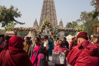 Hindistan. Bodhgaya. Aralık 2013. Monlam - yılın ana buddists Festivali. Maha Bodhi Tapınağı. Elmas şekilde Tibet Budizmi soyundan. Monlam - yılın en büyük Budist Festivali.