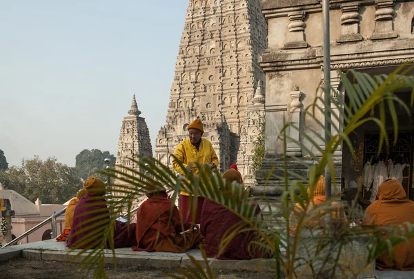 India. Bodhgaya. December 2013. Monlam - the main buddists festival of the year. Buddhist monks talking near Mahabodhi temple. — Stock Photo, Image