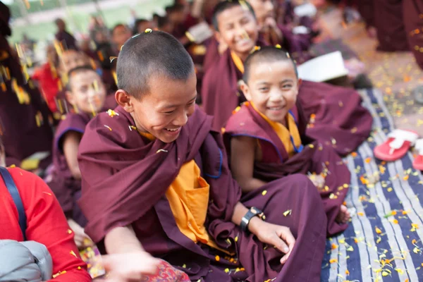 India. Bodhgaya. December 2013.  Happy little monks doing the offering. Monlam - the biggest buddhist  festival of the year. Diamond way lineage of tibetan buddhism. — Stock Photo, Image