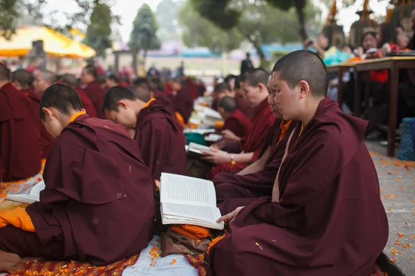 Indien. Bodhgaya. December 2013. Monlam - huvudsakliga buddists festivalen i år. Diamond sätt härstamning av Tibetansk buddhism. — Stockfoto