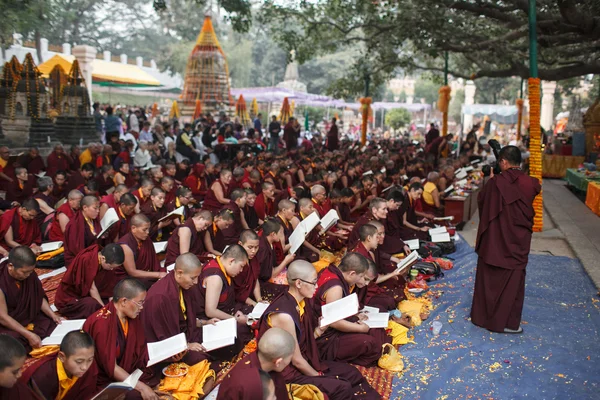 India. Bodhgaya. Diciembre de 2013. Monlam - el festival budista más grande del año. Forma de diamante linaje del budismo tibetano . — Foto de Stock