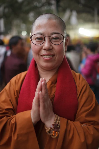 Indie. Bodhgaya. Grudnia 2013 r. Monlam - Festiwal głównym buddists roku. Sposób diament rodowodu buddyzmu tybetańskiego. Pielgrzym zakonnica z Malezja. — Zdjęcie stockowe