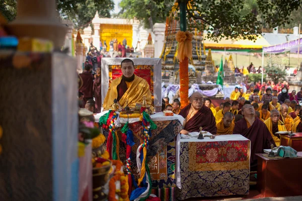 India. Bodhgaya. Diciembre de 2013. Monlam - el principal festival de budistas del año. El jefe de Karma Kajyu Linaje del Budismo Camino del Diamante 17 Gyalwa Karmapa Thaye Dorje con Beru Khyentse Rinpoche —  Fotos de Stock