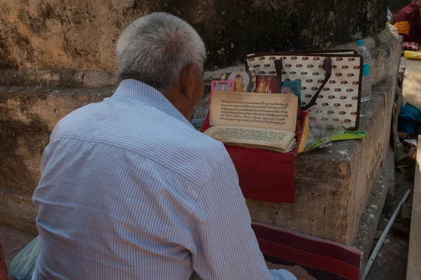 Hindistan. Bodhgaya. Aralık 2013. Monlam - yılın ana buddists Festivali. Maha Bodhi tapınak dua. Elmas yolu soy Tibet Budizmi.