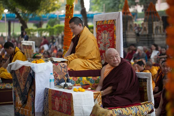 Indie. Bodhgaya. Grudnia 2013 r. Monlam - główny Buddyjski Festiwal. Głowa rodu Kajyu Karma z Diamond sposób buddyzm jego Holines 17 Karmapa Taje Dordże z Beru Khyentse Rinpocze — Zdjęcie stockowe