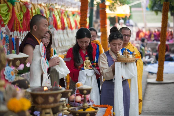 Hindistan. Bodhgaya. Aralık 2013. Monlam - yılın ana buddists Festivali. Puja sunan.