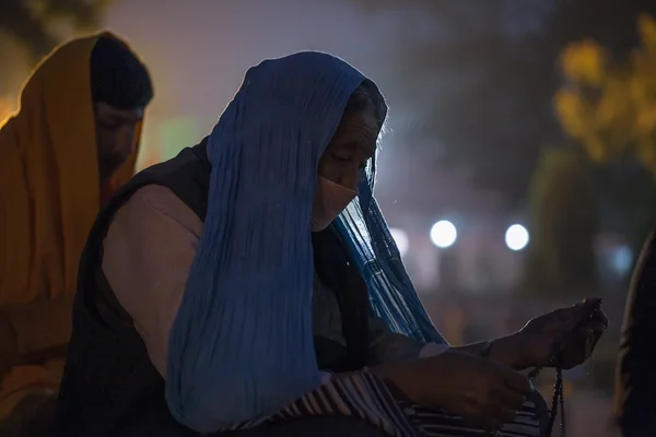 India. Bodhgaya. December 2013. Monlam - the main buddists festival of the year. Night time praying. — Stock Photo, Image