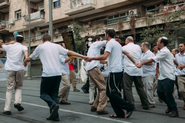 Kudüs'te festivaller sırasında Hasid hacılar dans