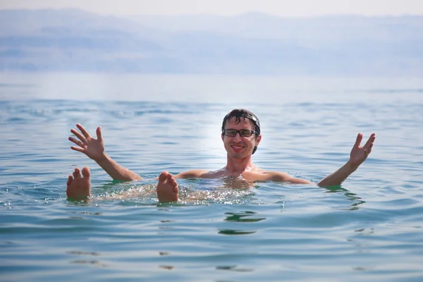 bir adamın elini dead sea Israel yapılan su dayanmaktadır