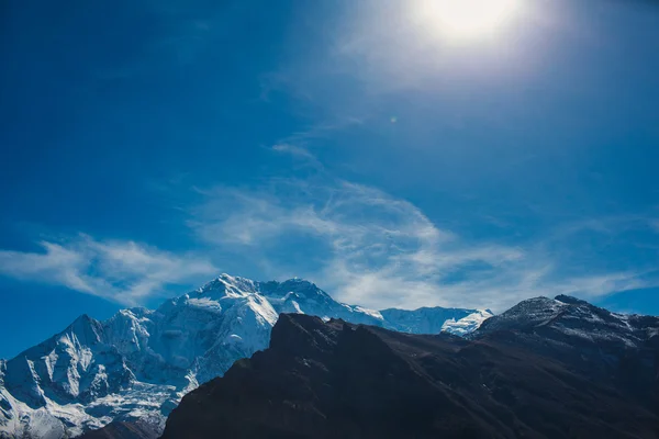 Ismarlayarak Annapurna dağ Nepal giden yolda. Annapurna yürüyüş yolu — Stok fotoğraf