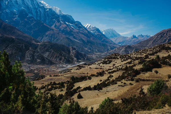 Picturesque view on the road to Annapurna mountain in Nepal. Annapurna trekking path. — Stock Photo, Image