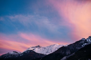 Annapurna dağ Nepal giden yolda ısmarlayarak gündoğumu. Annapurna yürüyüş yolu