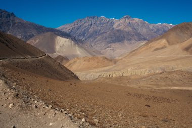 Ismarlayarak Annapurna dağ Nepal giden yolda. Annapurna yürüyüş yolu