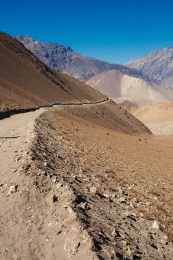 Yalnız yol. Annapurna dağ yolu. Annapurna izleme.