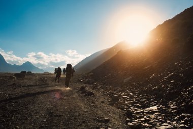 Annapurna dağ yolu üzerindeki insanlar hiking