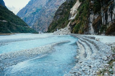 Sakin dağ nehir. Annapurna sırasında yol görünümünden trekking