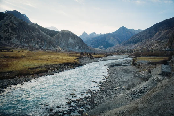 Klidné horské řeky. Pohled z cesty během Annapurna Treking — Stock fotografie