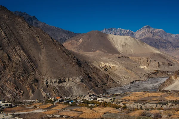 Malebný pohled na cestě k Annapurna hory v Nepálu. Annapurna pěší cestu — Stock fotografie