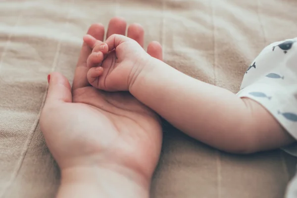 Mão de bebê recém-nascido na palma da mãe — Fotografia de Stock