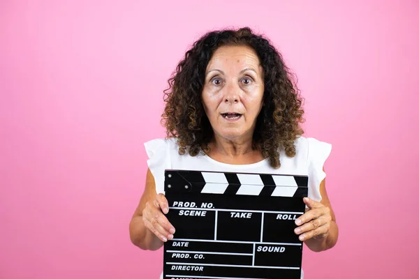 Mujer Mediana Edad Con Camisa Blanca Casual Pie Sobre Fondo —  Fotos de Stock