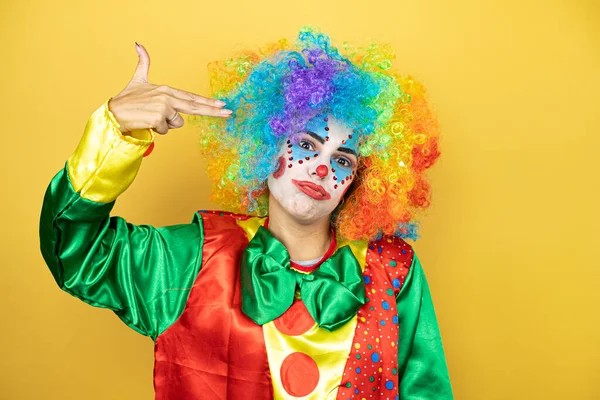 Clown Der Über Gelbem Isoliertem Gelbem Hintergrund Steht Schießt Und — Stockfoto