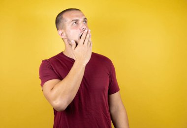 Rus adam, sarı tişört giyiyordu. Korktu ve şok oldu. Şaşırdı ve şaşırdı..