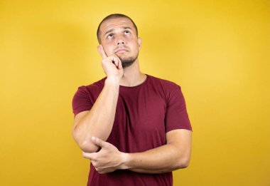 Rus adam sarı tişört giyiyordu. İzole edilmiş arka plan. Yanlışlıkla kafa kafaya verildiğinde şaşırmıştı..