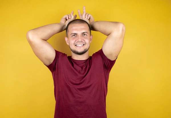 Hombre Ruso Vistiendo Camiseta Roja Básica Sobre Fondo Insolado Amarillo — Foto de Stock