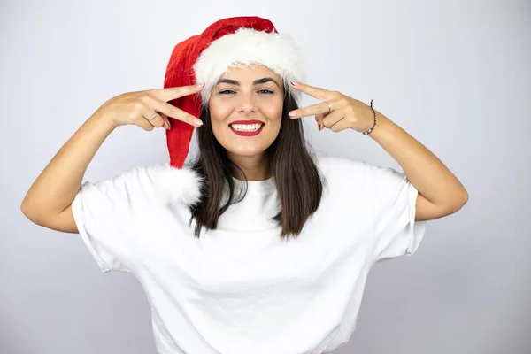 Joven Hermosa Mujer Usando Sombrero Navidad Sobre Fondo Blanco Haciendo —  Fotos de Stock