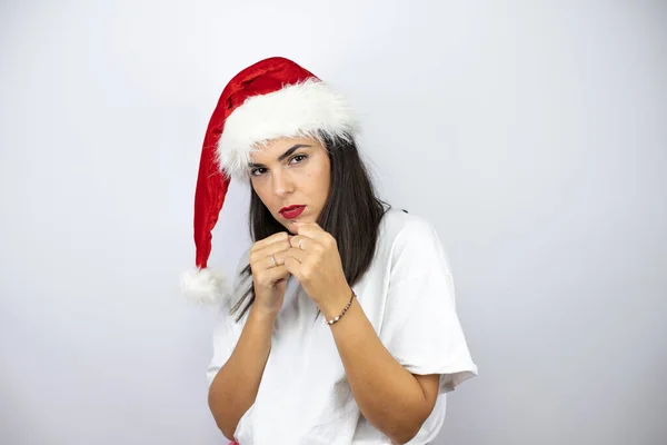 Joven Hermosa Mujer Con Sombrero Navidad Sobre Fondo Blanco Puñetazo —  Fotos de Stock