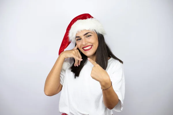 Jovem Mulher Bonita Vestindo Chapéu Natal Sobre Fundo Branco Fazendo — Fotografia de Stock