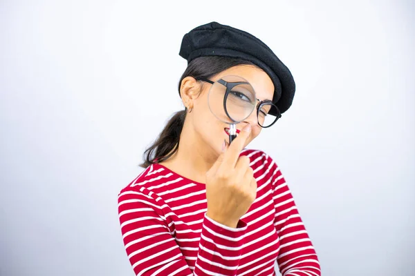 Молодая Красивая Брюнетка Французском Берете Очках Белом Фоне Удивлена Глядя — стоковое фото