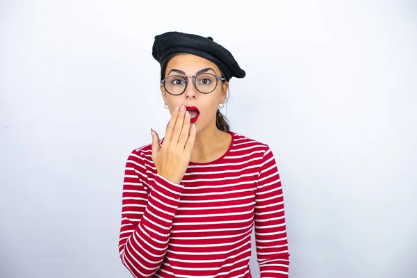 Genç Güzel Esmer Fransız Beresi Takan Beyaz Arka Planda Gözlük — Stok fotoğraf