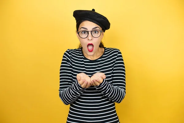 Young Beautiful Brunette Woman Wearing French Beret Glasses Yellow Background — Stock Photo, Image