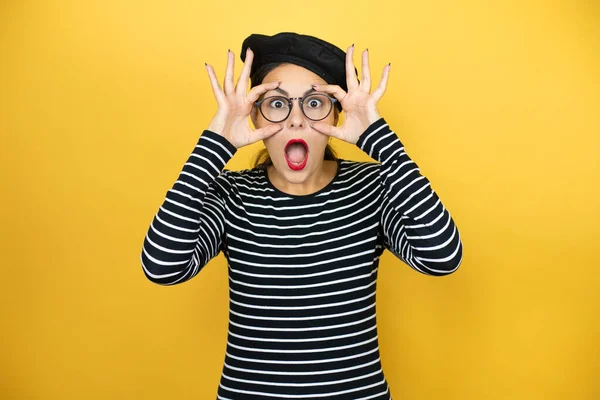 Young Beautiful Brunette Woman Wearing French Beret Glasses Yellow Background — Stock Photo, Image