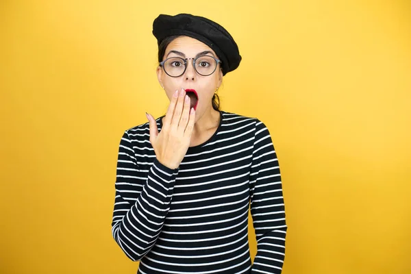 Young Beautiful Brunette Woman Wearing French Beret Glasses Yellow Background — Stock Photo, Image