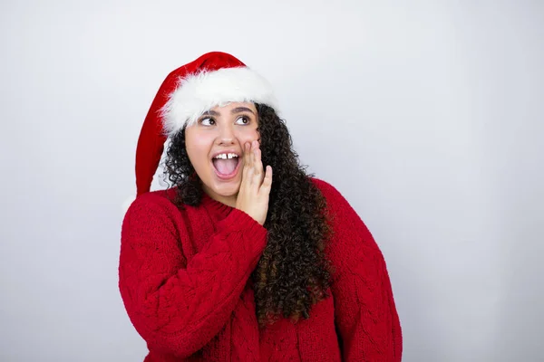 Joven Hermosa Mujer Usando Sombrero Santa Sobre Fondo Blanco Mano — Foto de Stock