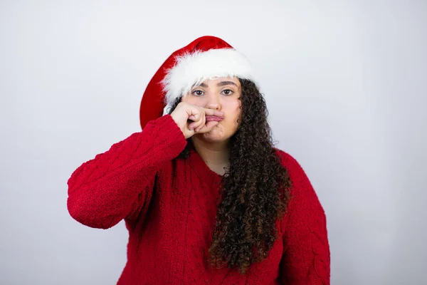 Mladá Krásná Žena Nosí Santa Klobouk Přes Bílé Pozadí Ústa — Stock fotografie