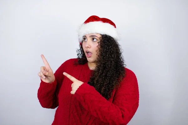 Joven Hermosa Mujer Con Sombrero Santa Sobre Fondo Blanco Sorprendido — Foto de Stock