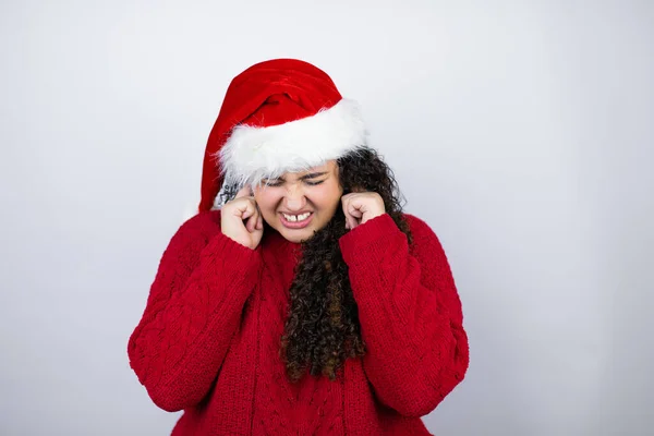 Joven Hermosa Mujer Con Sombrero Santa Sobre Fondo Blanco Cubriendo — Foto de Stock