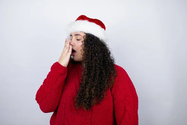 Mladá Krásná Žena Klobouku Santa Nad Bílým Pozadím Znuděný Zívání — Stock fotografie