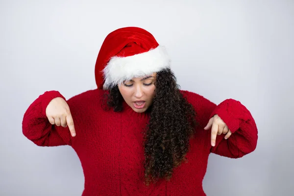 Joven Hermosa Mujer Con Sombrero Santa Sobre Fondo Blanco Sorprendida — Foto de Stock