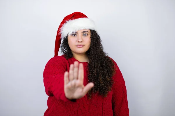 Mladá Krásná Žena Nosí Santa Klobouk Přes Bílé Pozadí Vážné — Stock fotografie