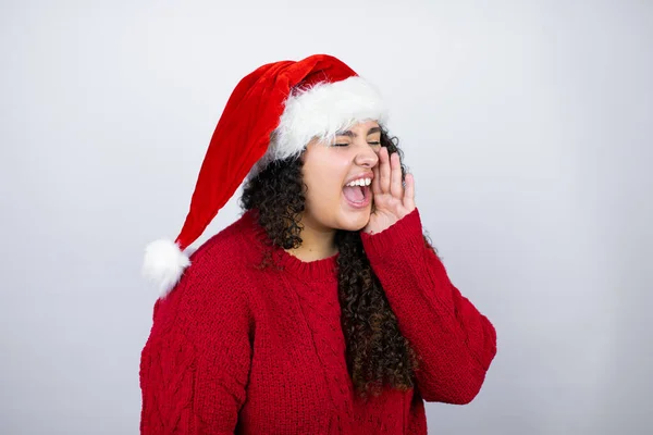 Joven Hermosa Mujer Con Sombrero Santa Sobre Fondo Blanco Gritando — Foto de Stock