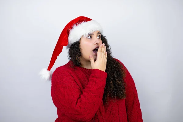 Joven Hermosa Mujer Con Sombrero Santa Sobre Fondo Blanco Con — Foto de Stock