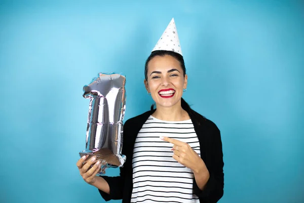 Joven Hermosa Mujer Con Sombrero Cumpleaños Sobre Fondo Azul Insolado — Foto de Stock